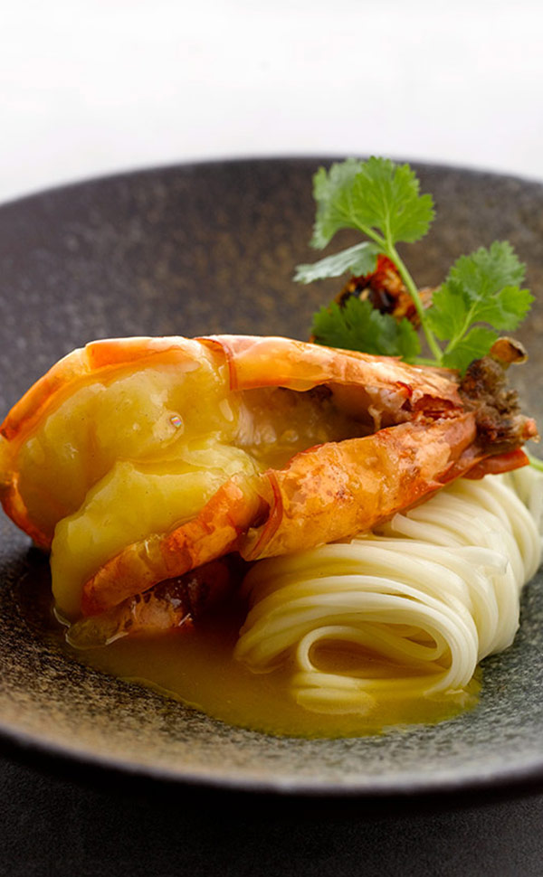 Braised Inaniwa Noodles with Tiger Prawn in Ginger and Onion Sauce 姜葱老虎虾焖稻庭面